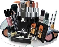 Productos de maquillaje que no te pueden faltar nunca en tu equipaje