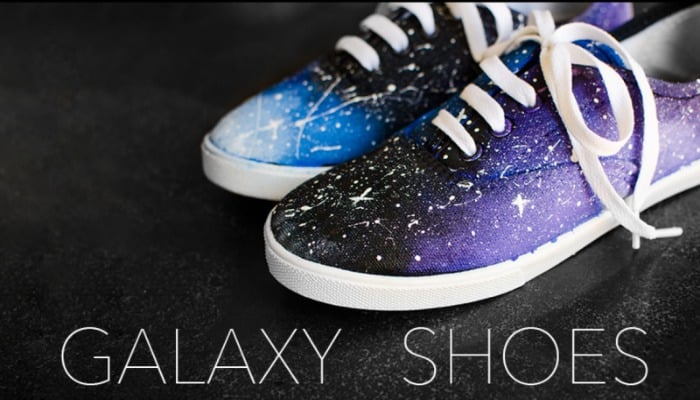decorar zapatos viejos como galaxia 