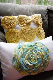 Aprende aquí a hacer flores de tela para cojines paso a paso
