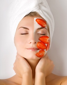 fresas-cuidan-piel-cutis-rostro-mascarilla-fruta-300x380