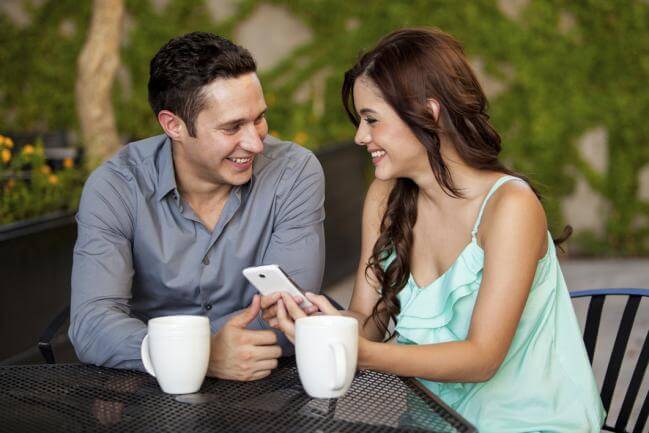 el hombre fijandose en una mujer