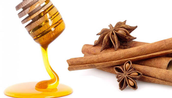 canela y miel para los granos en la cara