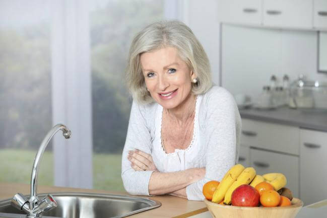 tener una buena alimentación es uno de los remedios caseros para las canas