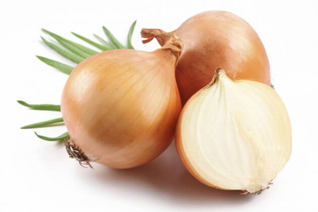 la cebolla es uno de los remedios caseros para las canas