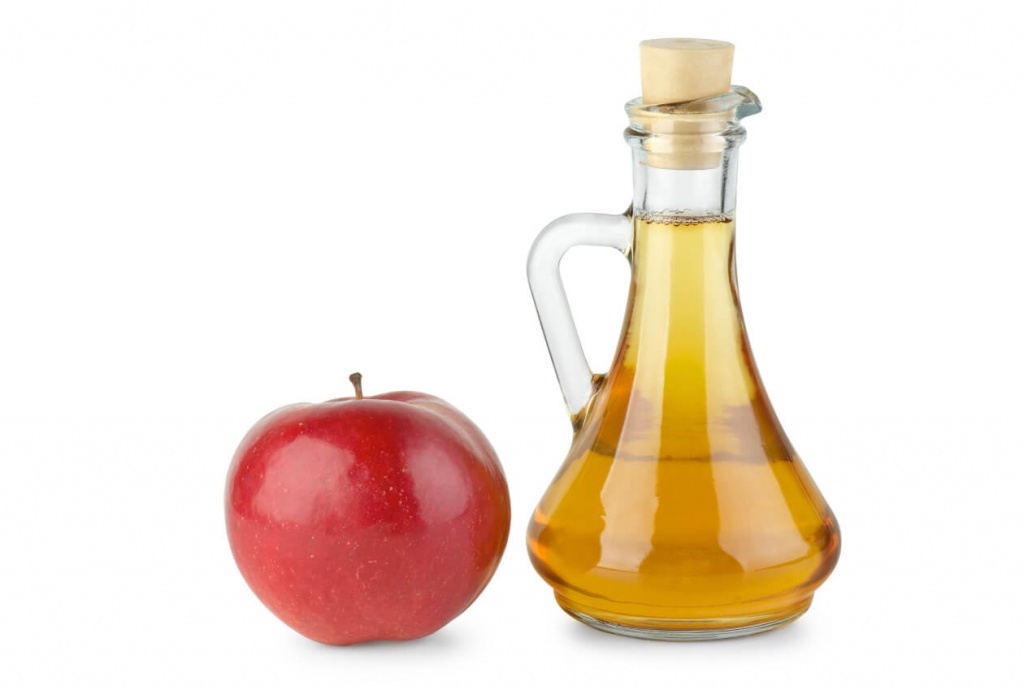 el vinagre de manzana como uno de los trucos caseros para blanquear la ropa